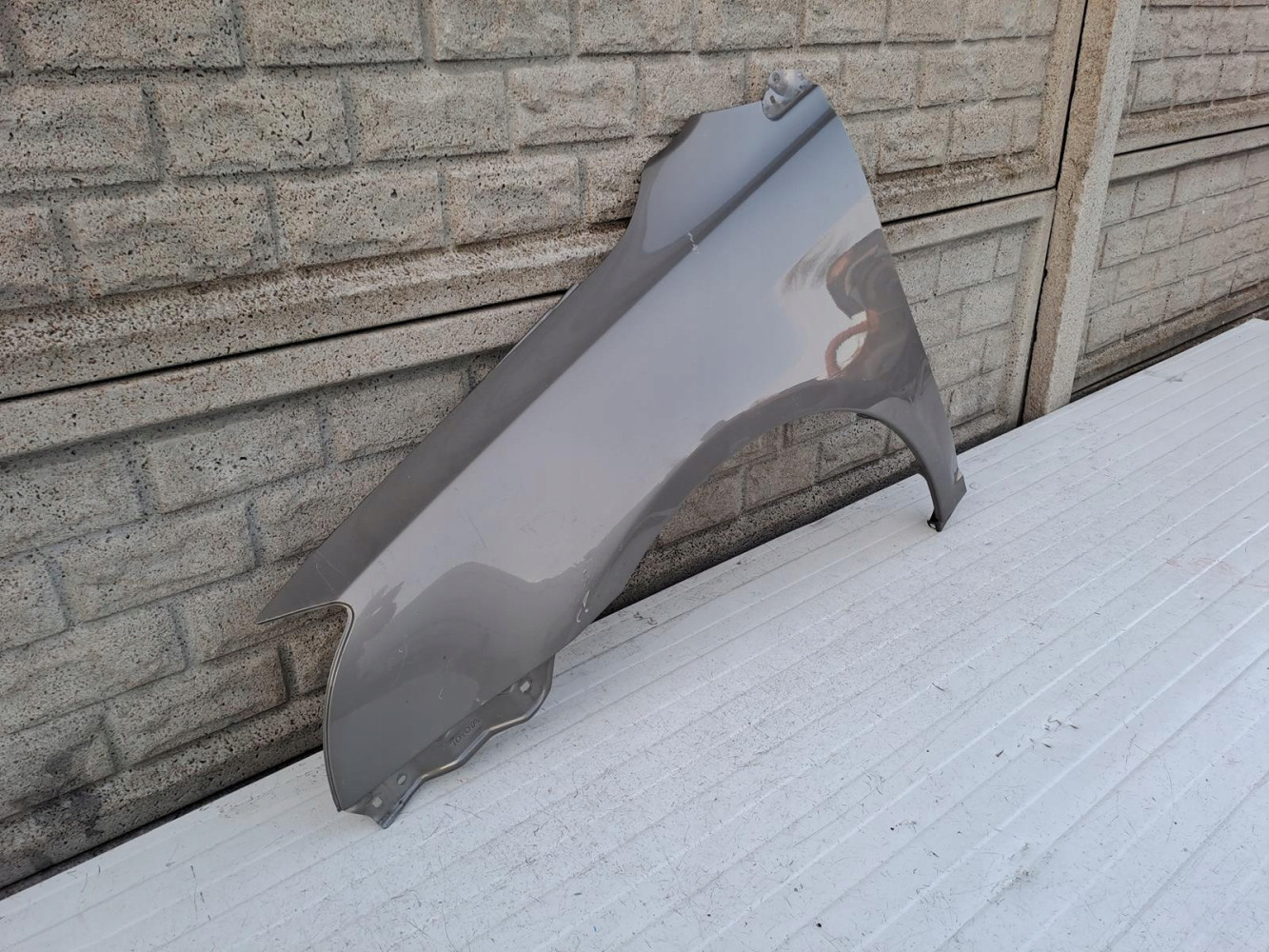 TOYOTA AVENSIS T25 2003-2006 BŁOTNIK PRZEDNI LEWY - (13251272050)