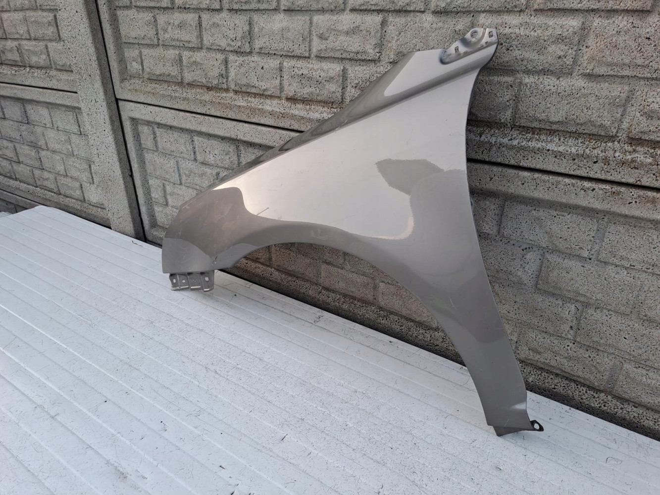 TOYOTA AVENSIS T25 2003-2006 BŁOTNIK PRZEDNI LEWY - (13251272050)