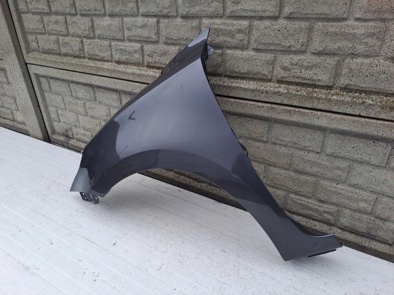 SUZUKI SWIFT MK8 17-22 BŁOTNIK PRZEDNI LEWY - (13297296400)