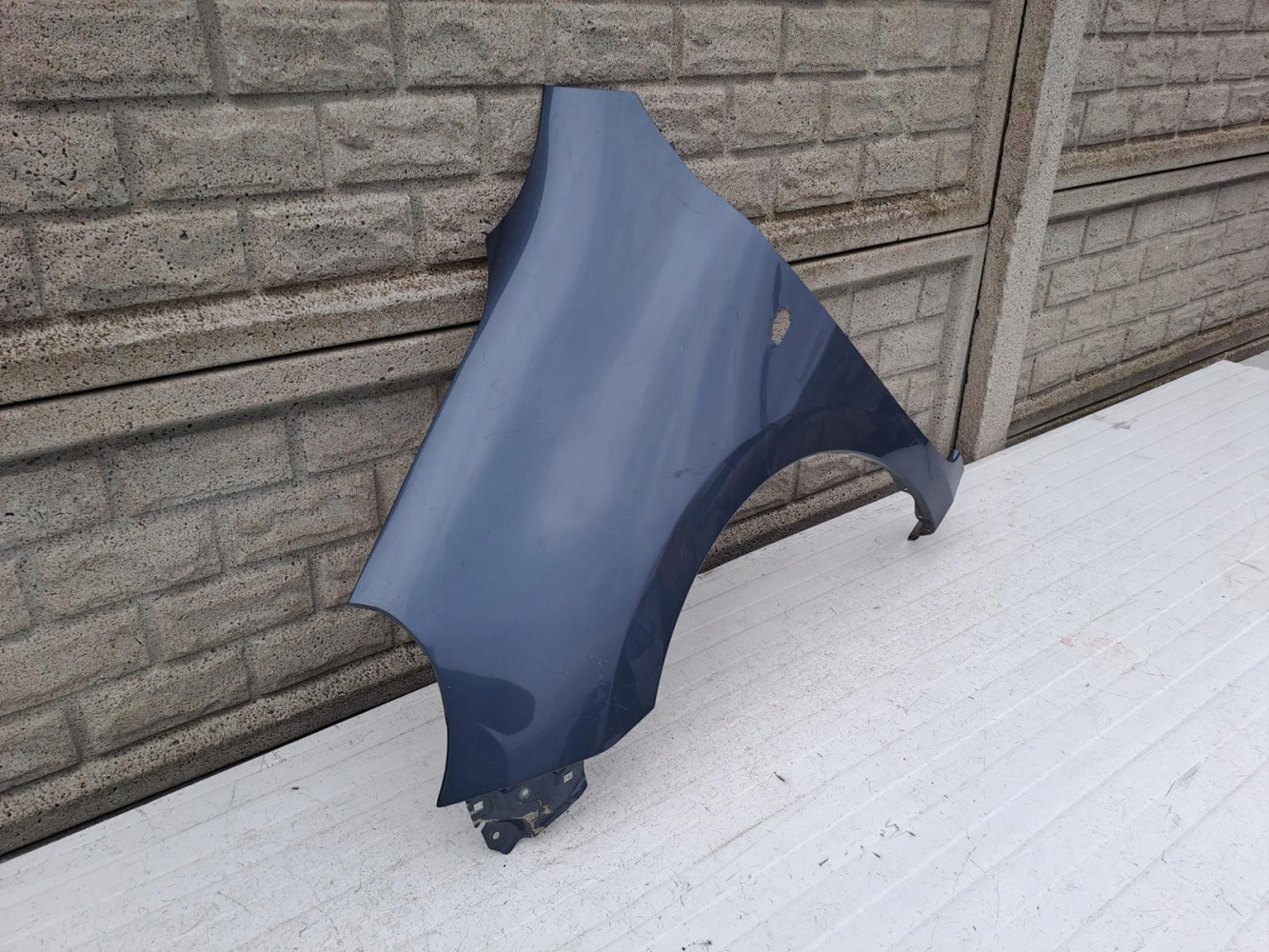 NISSAN MICRA K13 10-13 BŁOTNIK PRZEDNI LEWY - (13297508357)