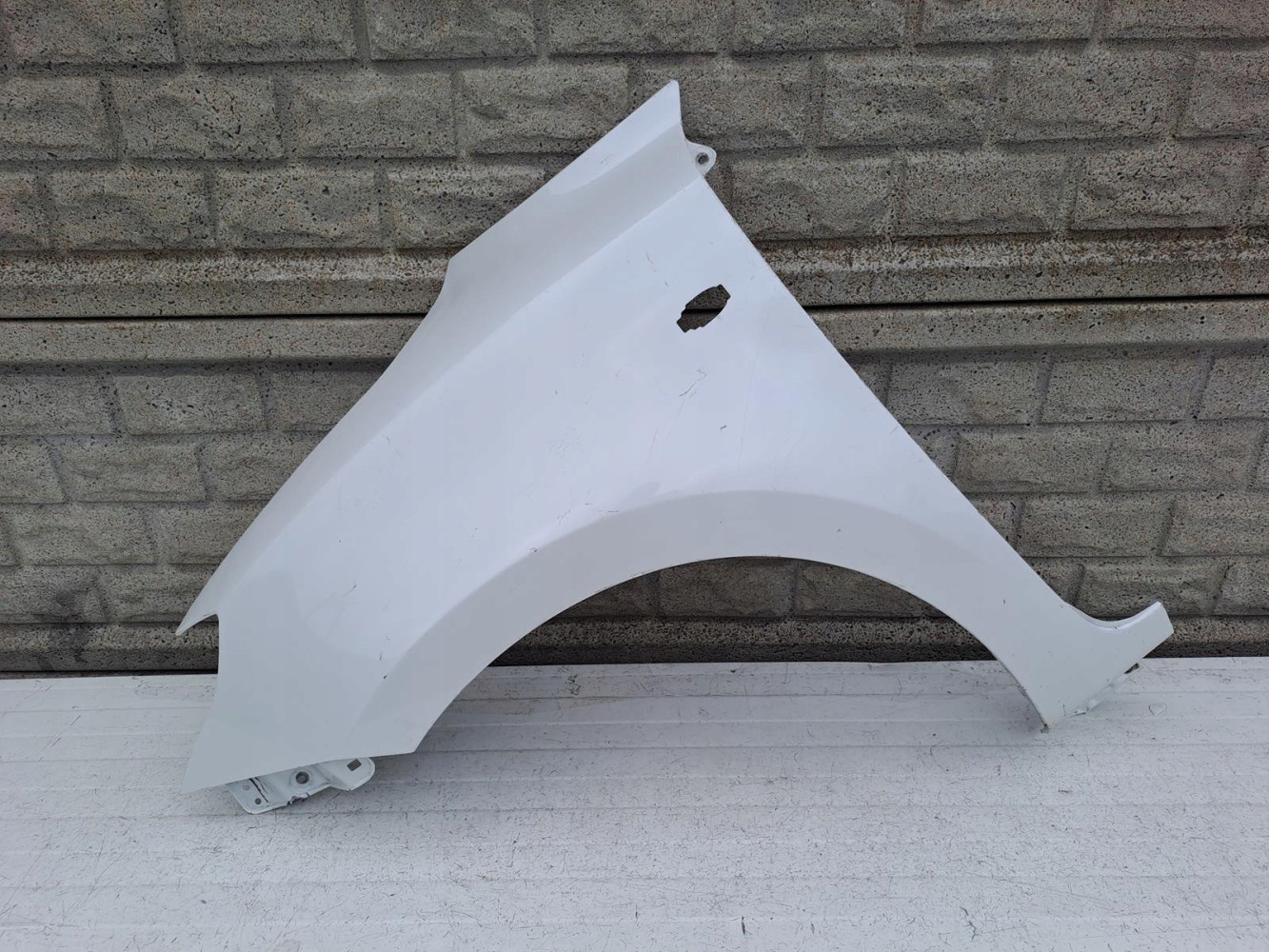 SUZUKI SWIFT MK8 17-22 BŁOTNIK PRZEDNI LEWY - (13333600620)