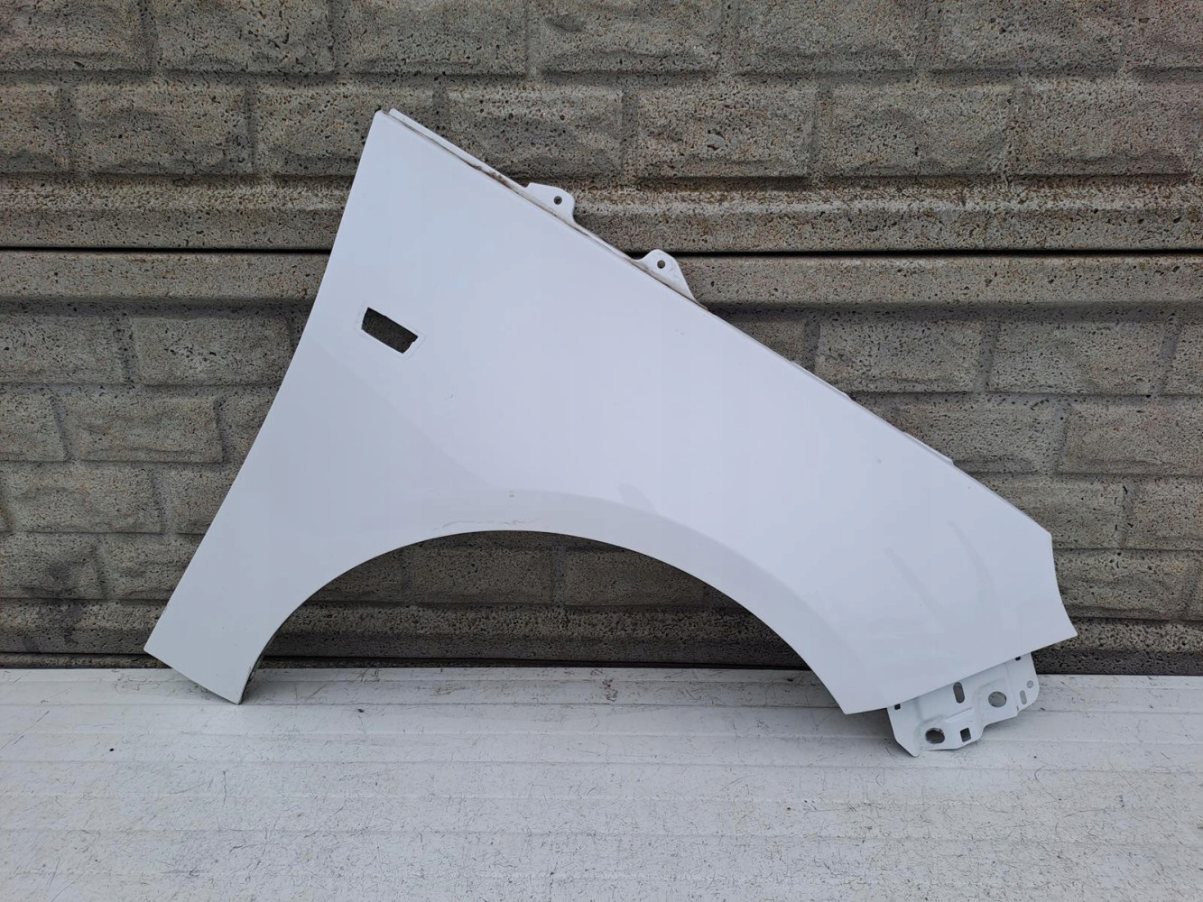 OPEL ADAM BŁOTNIK PRZEDNI PRAWY - (13401658135)