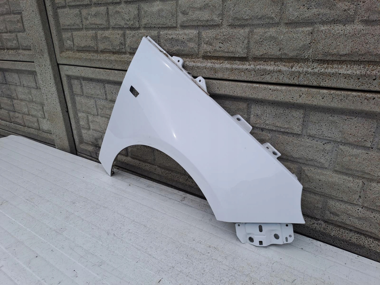 OPEL ADAM BŁOTNIK PRZEDNI PRAWY - (13401658135)