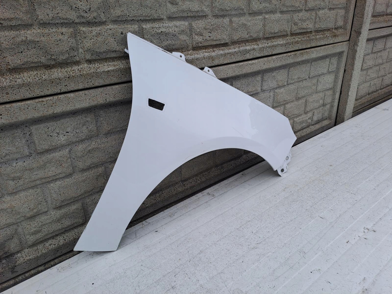 OPEL ADAM BŁOTNIK PRZEDNI PRAWY - (13401658135)