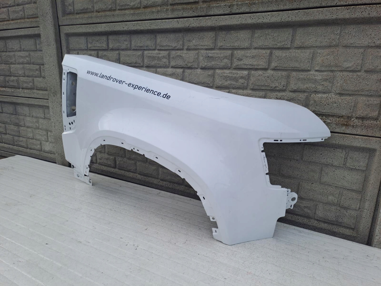 LAND ROVER DEFENDER 20- BŁOTNIK PRAWY PRZEDNI - (13462381416)