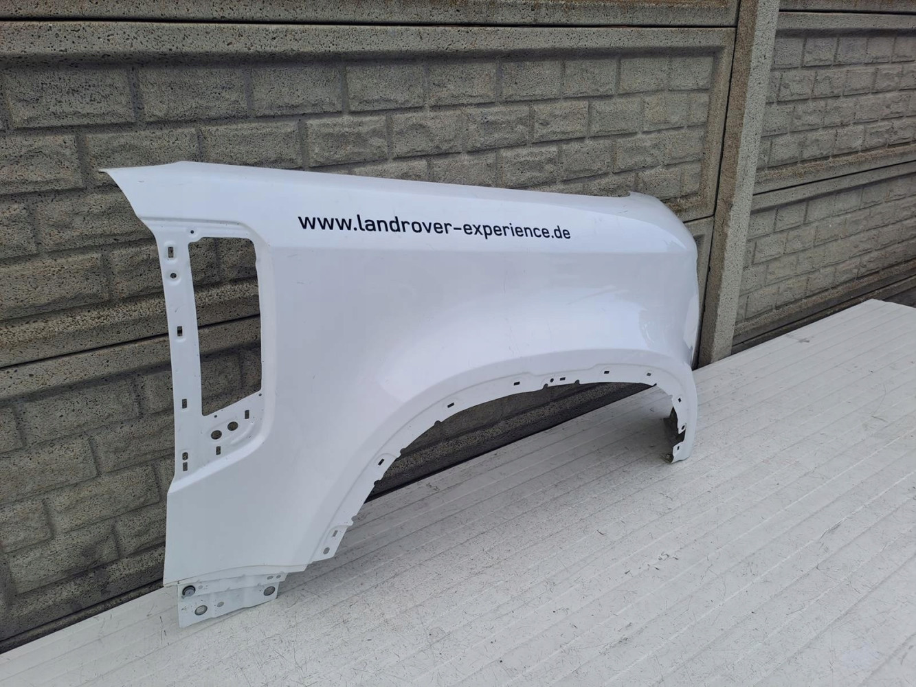 LAND ROVER DEFENDER 20- BŁOTNIK PRAWY PRZEDNI - (13462381416)