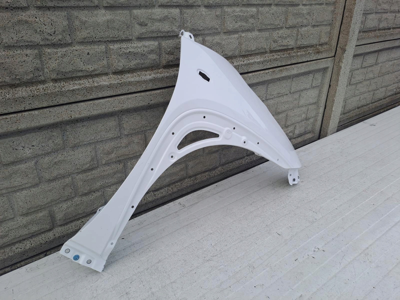 BŁOTNIK PRAWY PRZÓD TOYOTA AYGO X 22-23 - (13468070343)