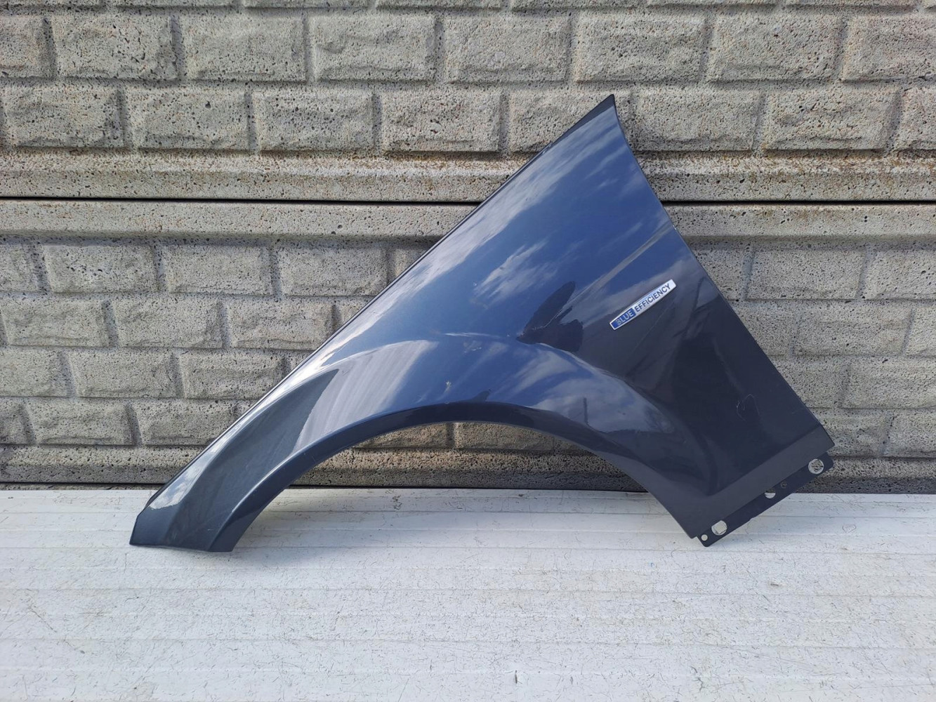 MERCEDES C KLASA W204 07-14 BŁOTNIK PRZEDNI LEWY - (13533406807)