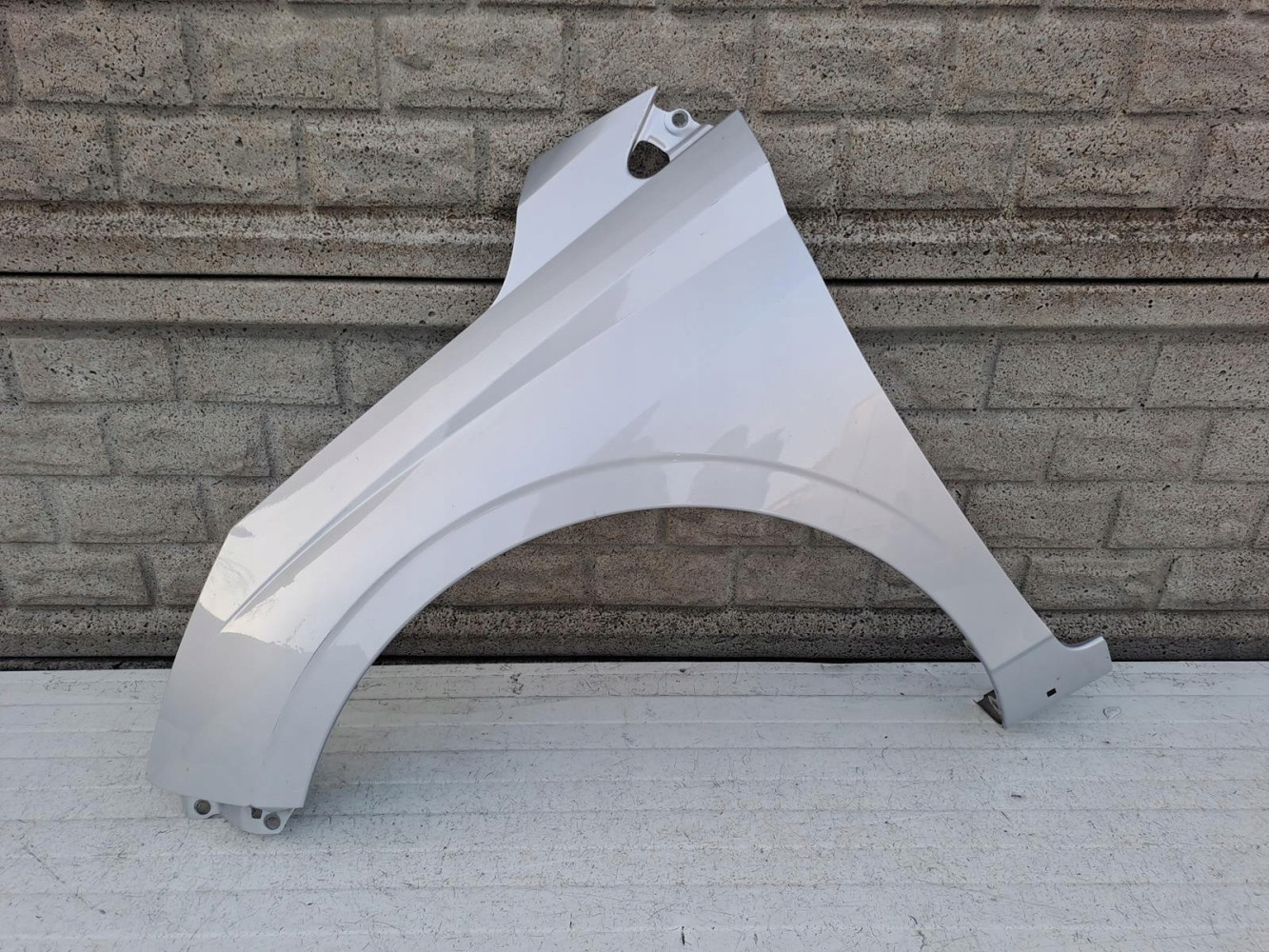 HYUNDAI I20 21-24 BŁOTNIK PRZEDNI LEWY - (13534030410)