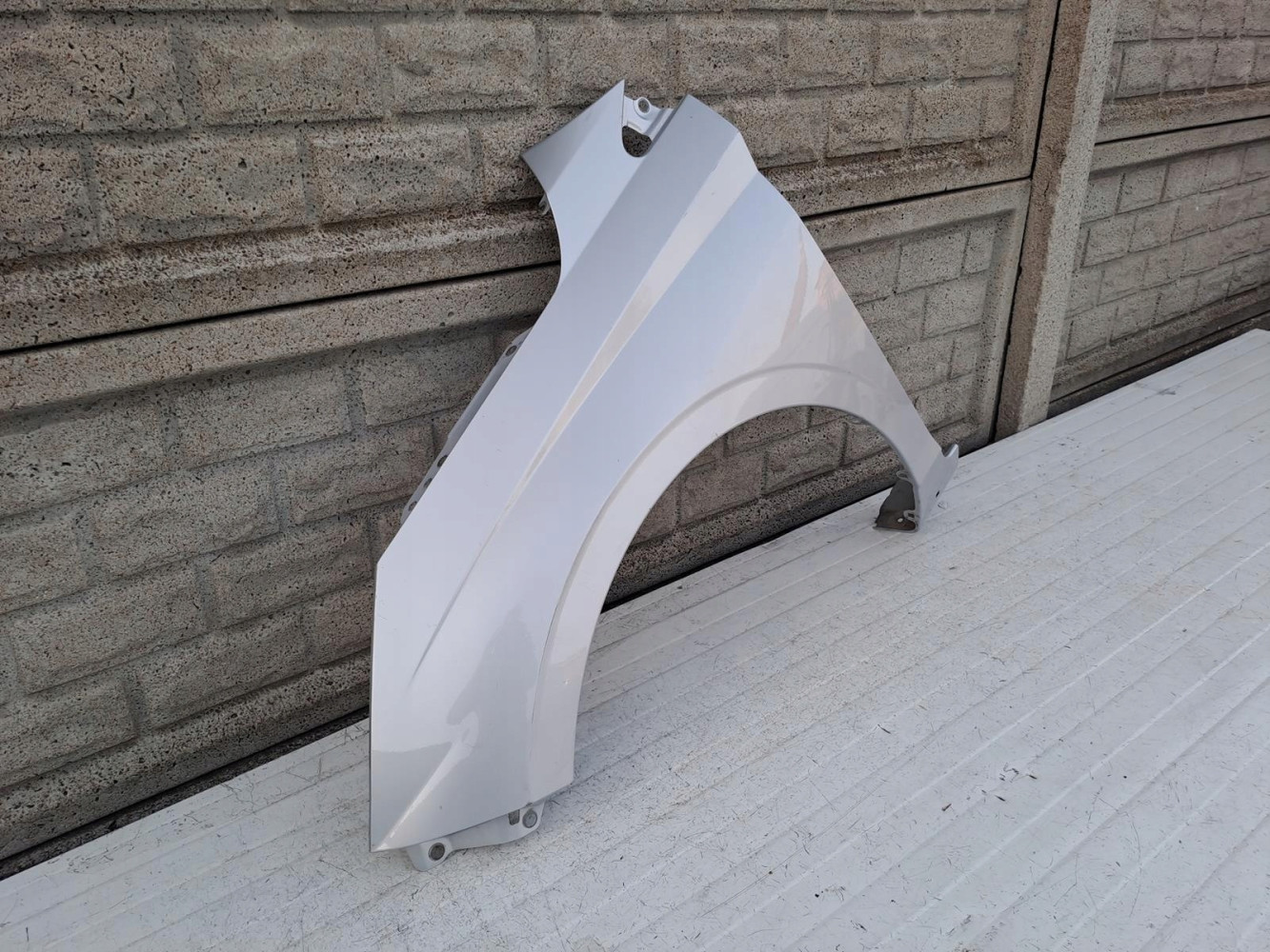 HYUNDAI I20 21-24 BŁOTNIK PRZEDNI LEWY - (13534030410)