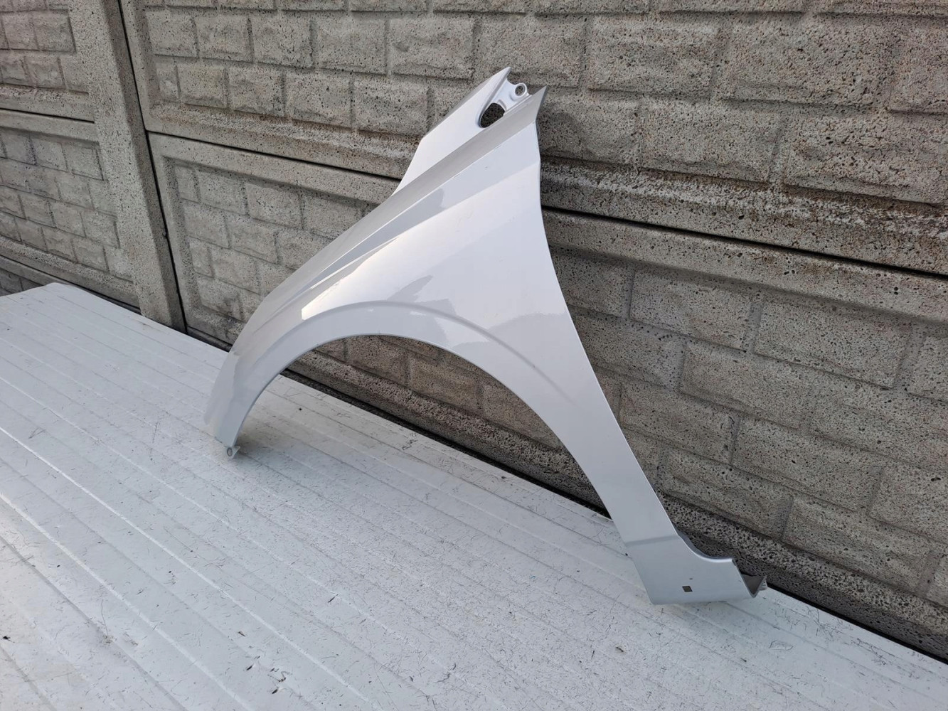 HYUNDAI I20 21-24 BŁOTNIK PRZEDNI LEWY - (13534030410)