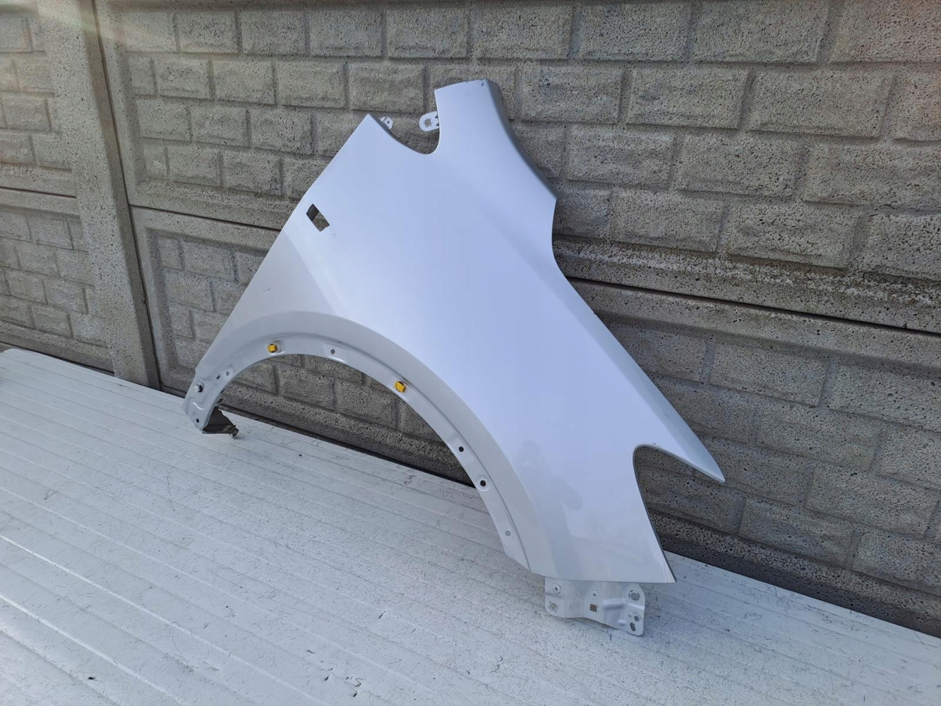 OPEL MOKKA BŁOTNIK PRAWY PRZEDNI - (13547702461)