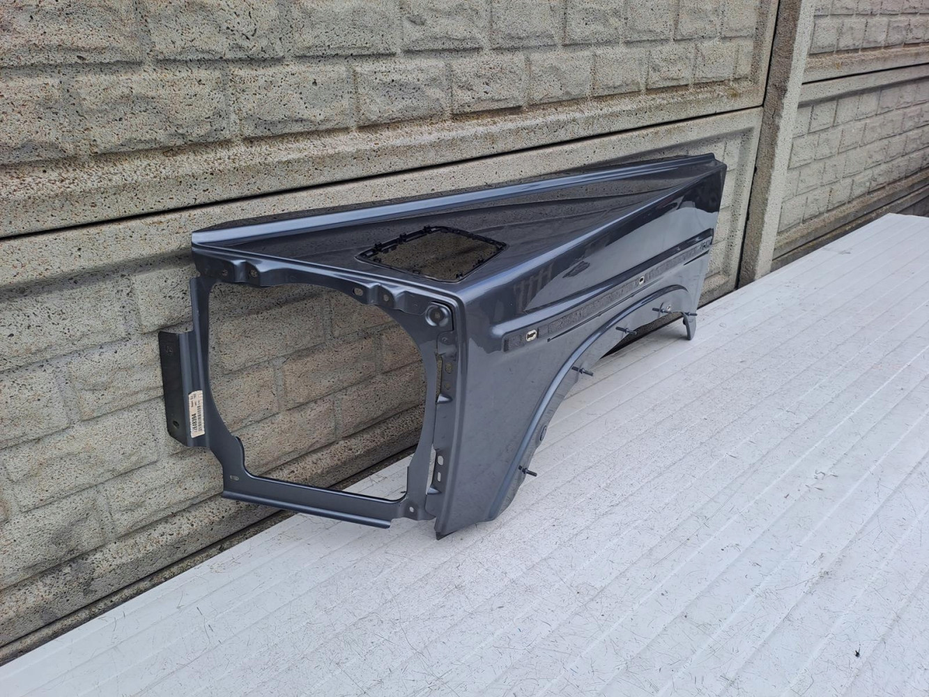MERCEDES G KLASA W463 W464 BŁOTNIK LEWY PRZEDNI - (13557948887)