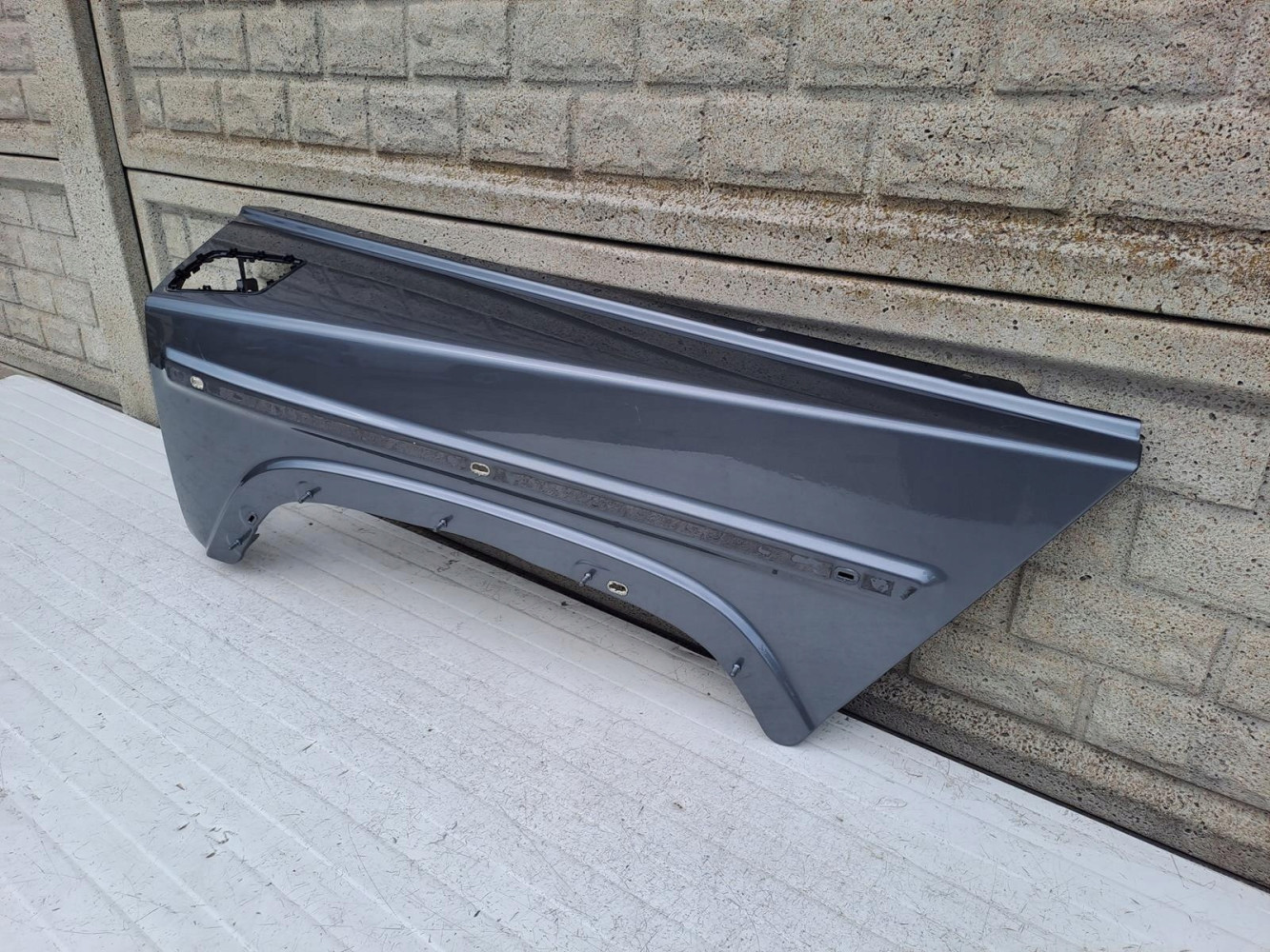 MERCEDES G KLASA W463 W464 BŁOTNIK LEWY PRZEDNI - (13557948887)