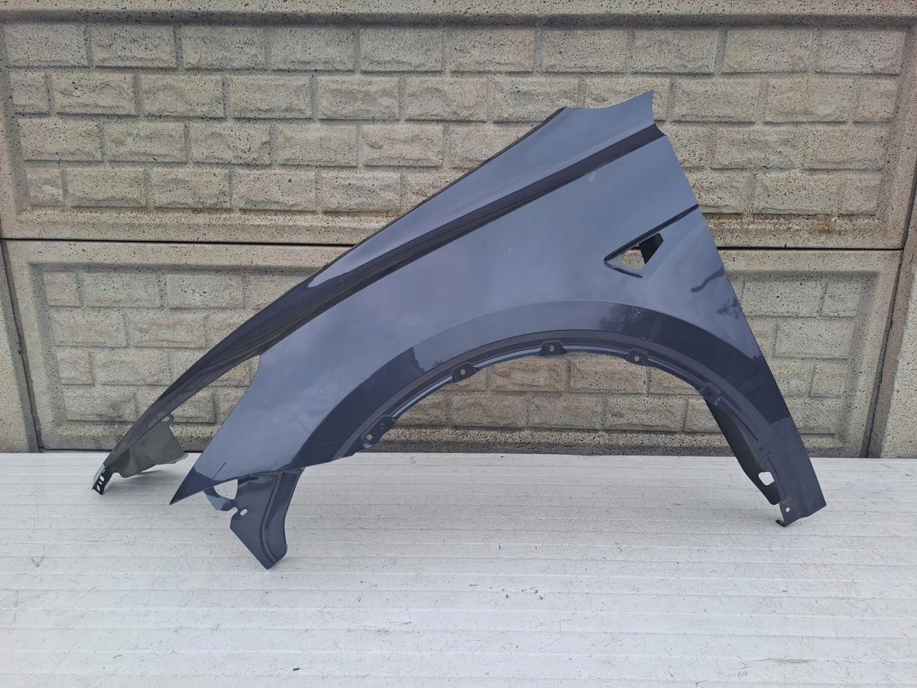 TESLA Y MODEL Y BŁOTNIK PRZEDNI LEWY - (13575536849)