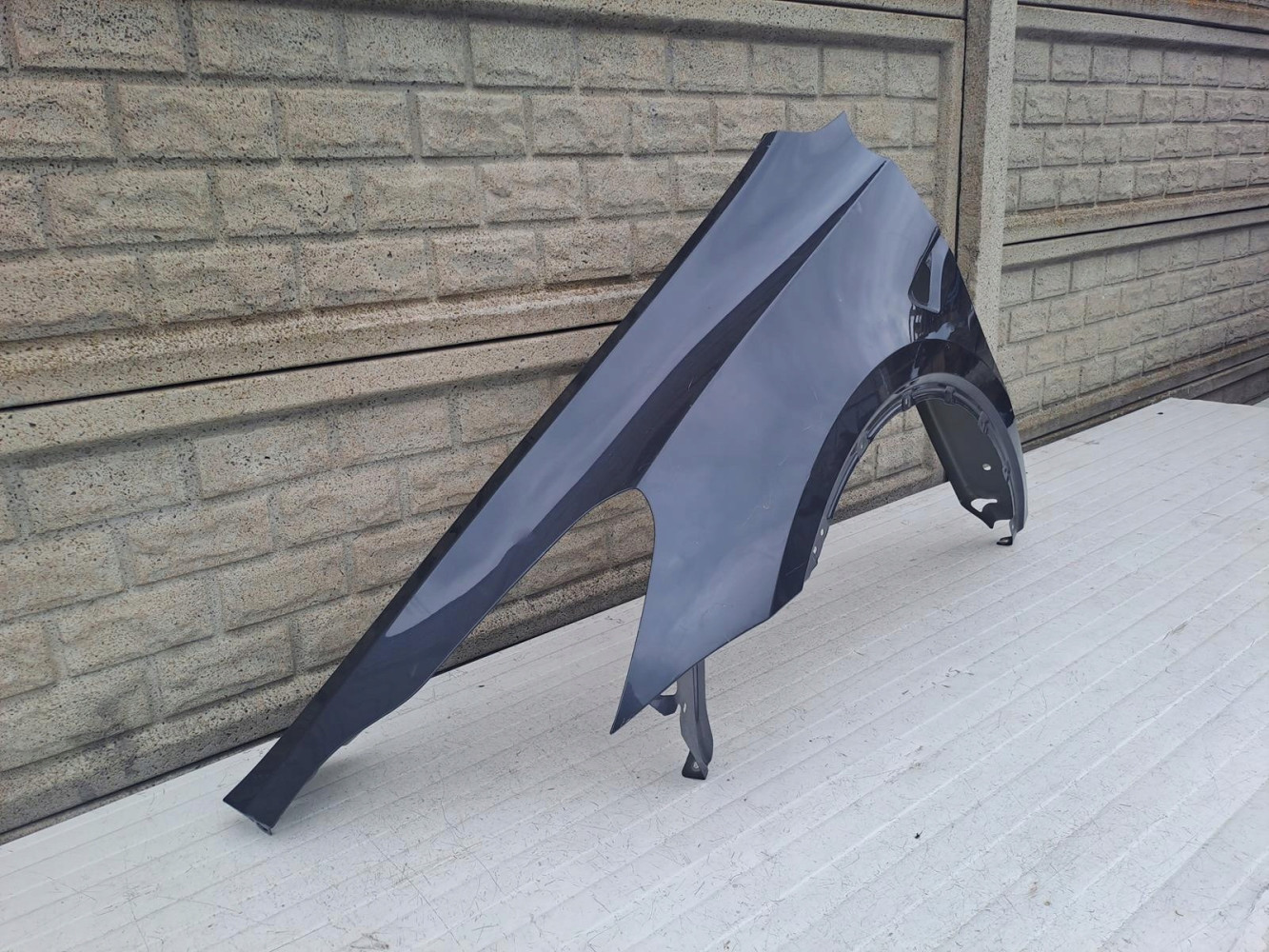 TESLA Y MODEL Y BŁOTNIK PRZEDNI LEWY - (13575536849)
