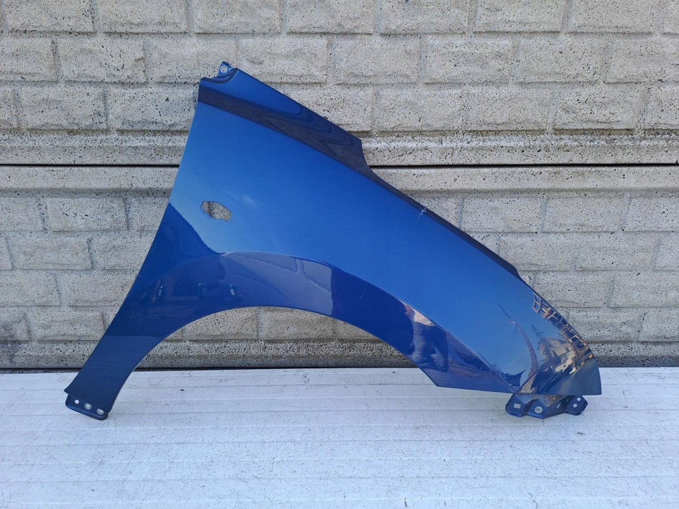 SUZUKI BALENO II 15-22 BŁOTNIK PRAWY PRZEDNI - (13607869448)