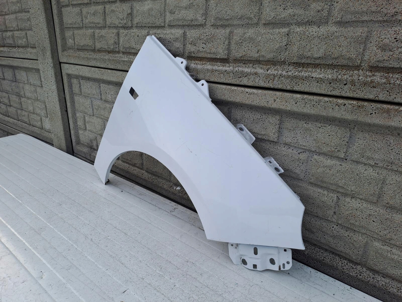 OPEL ADAM BŁOTNIK PRZEDNI PRAWY - (13660675993)