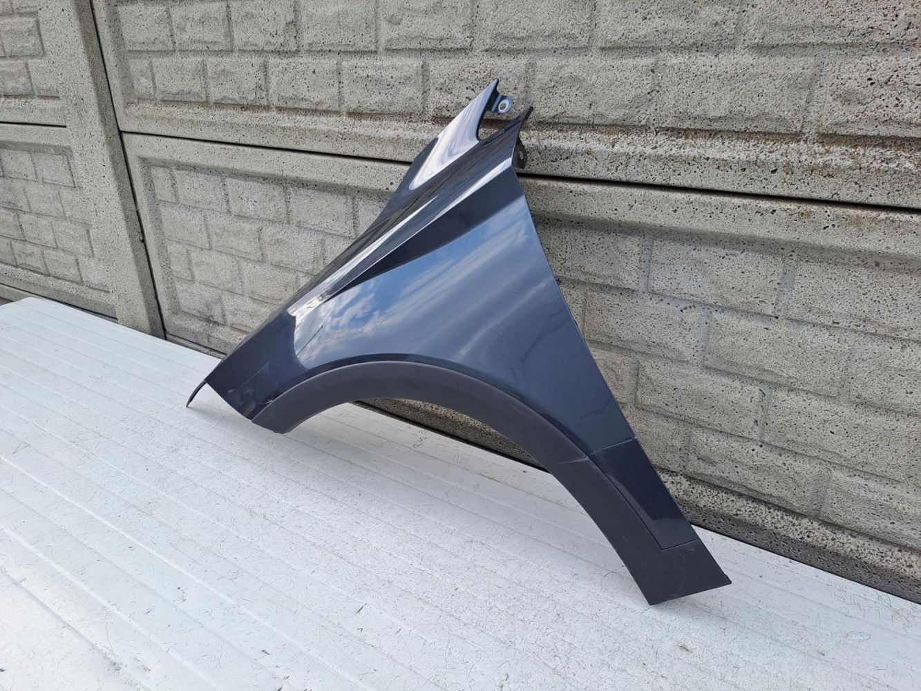 SEAT ARONA BŁOTNIK PRZEDNI LEWY - (13667144221)