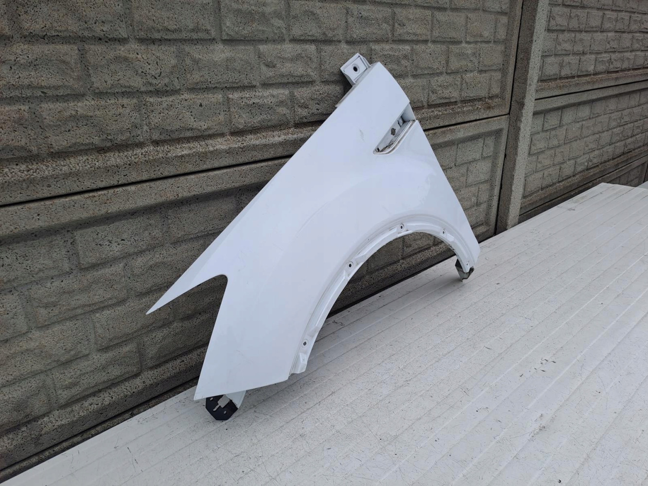 FORD KUGA MK1 1 I 08-13 BŁOTNIK PRZEDNI LEWY - (13718001073)