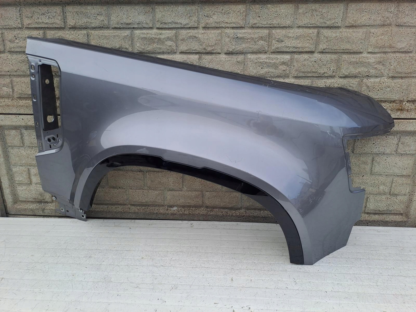 LAND ROVER DEFENDER 20- BŁOTNIK PRAWY PRZEDNI - (13745975091)
