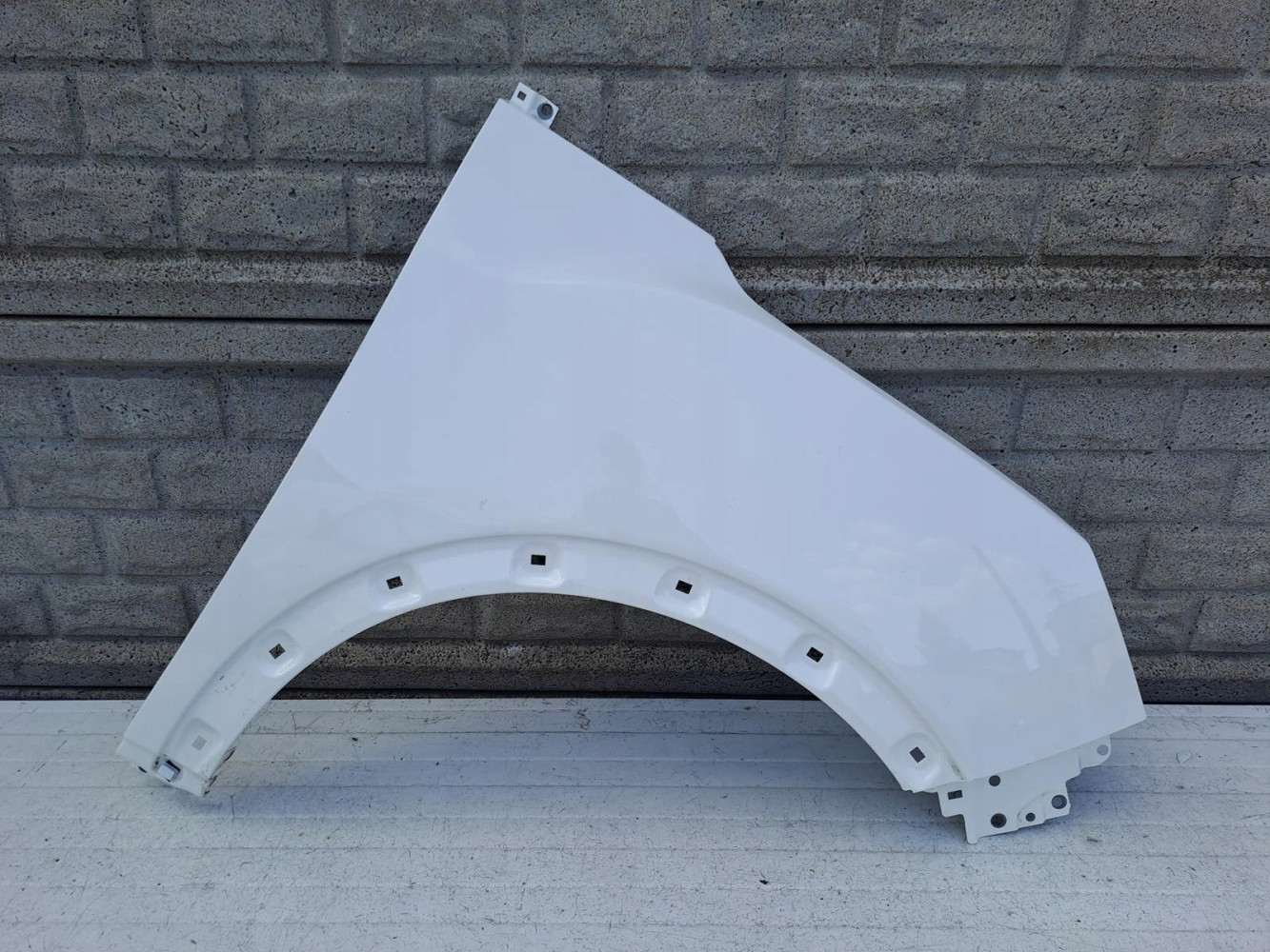 SSANGYONG TIVOLI LIFT 19- BŁOTNIK PRAWY PRZEDNI - (13756045182)
