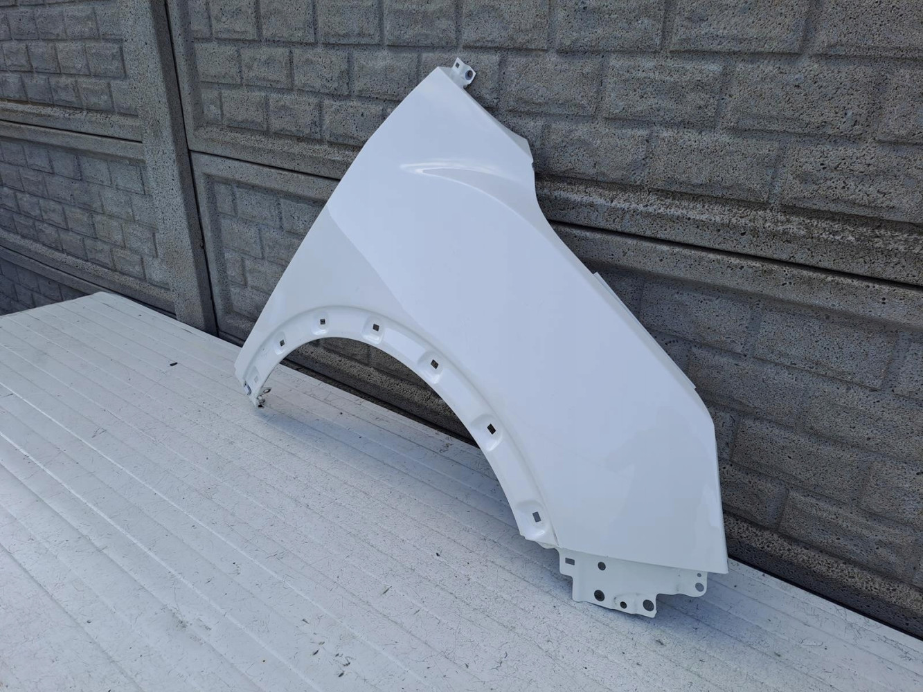 SSANGYONG TIVOLI LIFT 19- BŁOTNIK PRAWY PRZEDNI - (13756045182)