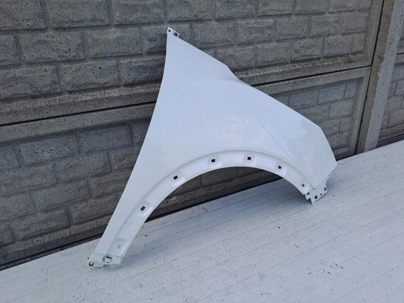 SSANGYONG TIVOLI LIFT 19- BŁOTNIK PRAWY PRZEDNI - (13756045182)