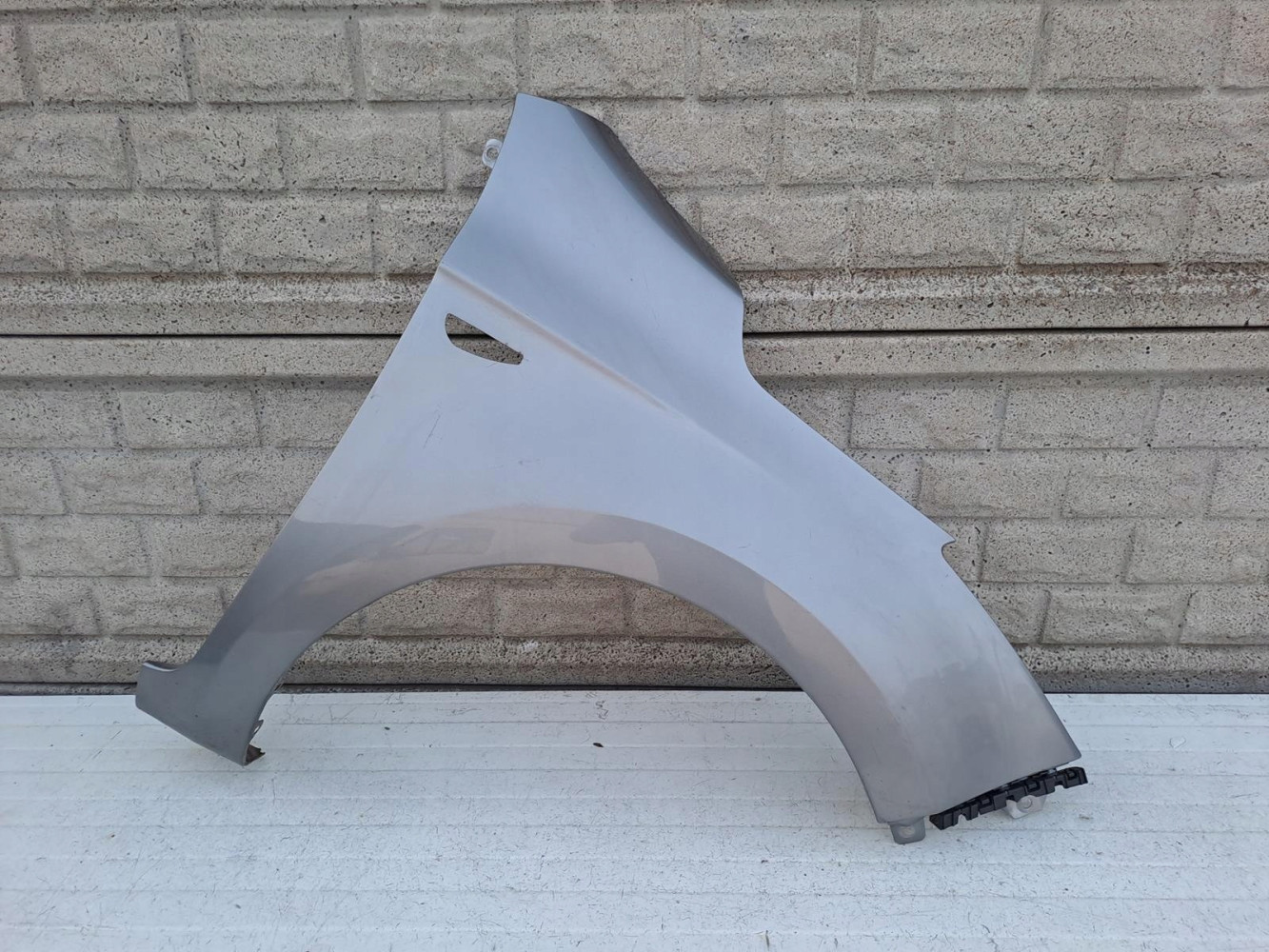 HYUNDAI I20 LIFT KIERUNEK BŁOTNIK PRZEDNI PRAWY - (13779736528)