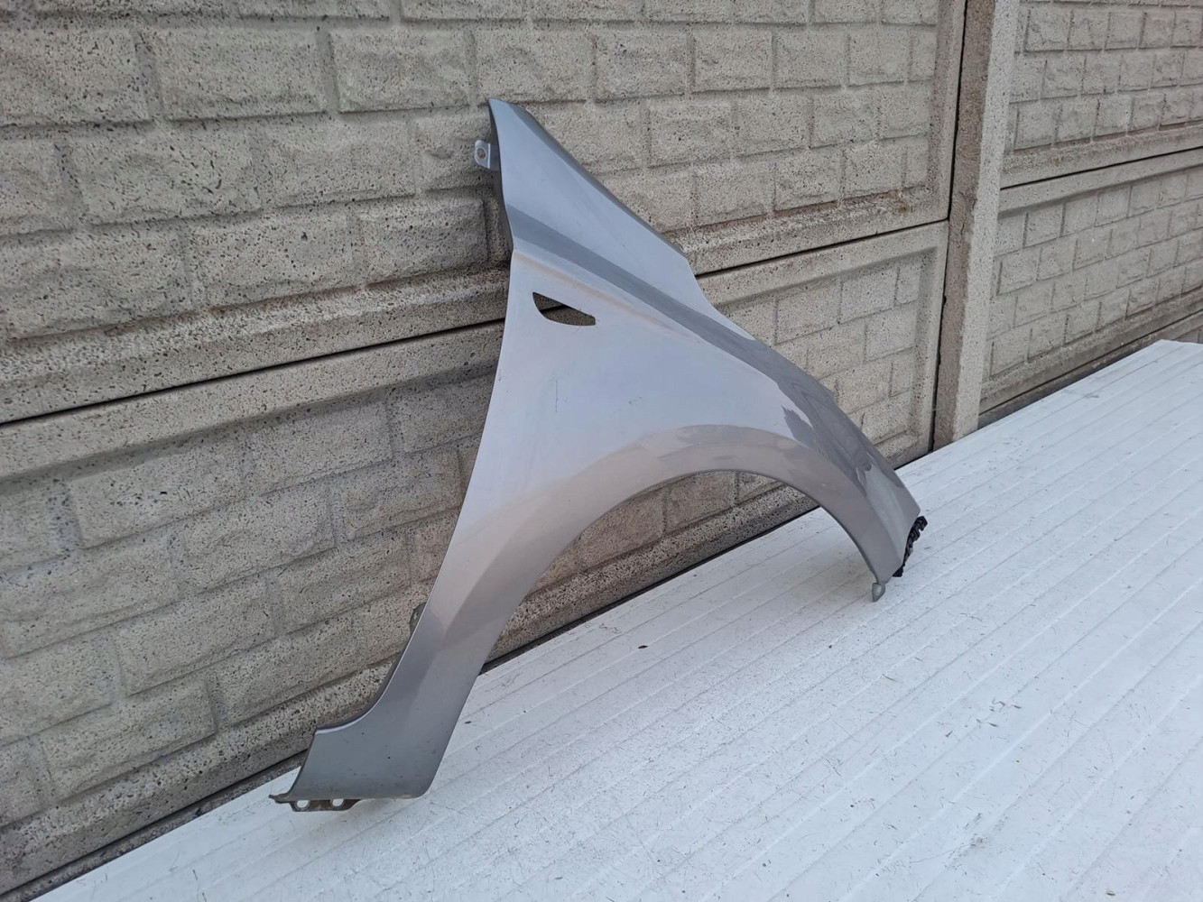 HYUNDAI I20 LIFT KIERUNEK BŁOTNIK PRZEDNI PRAWY - (13779736528)
