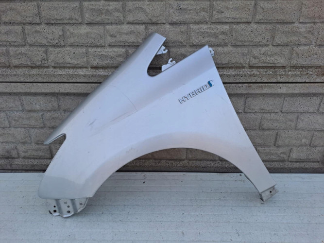 TOYOTA PRIUS PLUS BŁOTNIK PRZEDNI LEWY - (13779834802)