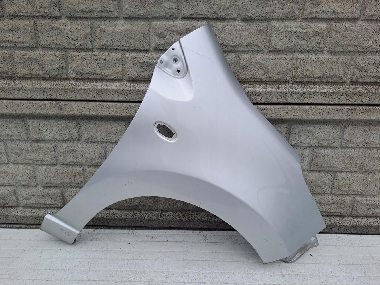 NISSAN PIXO SUZUKI ALTO BŁOTNIK PRAWY PRZEDNI - (13938555541)