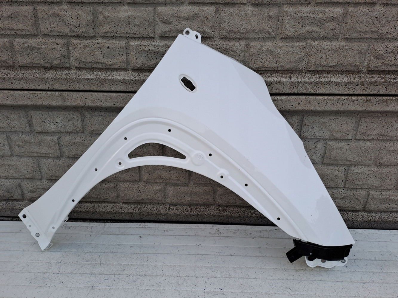 BŁOTNIK PRAWY PRZÓD TOYOTA AYGO X 22-23 - (14180157709)