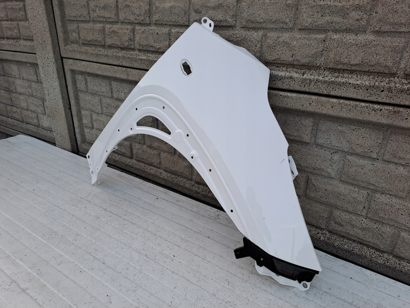 BŁOTNIK PRAWY PRZÓD TOYOTA AYGO X 22-23 - (14180157709)
