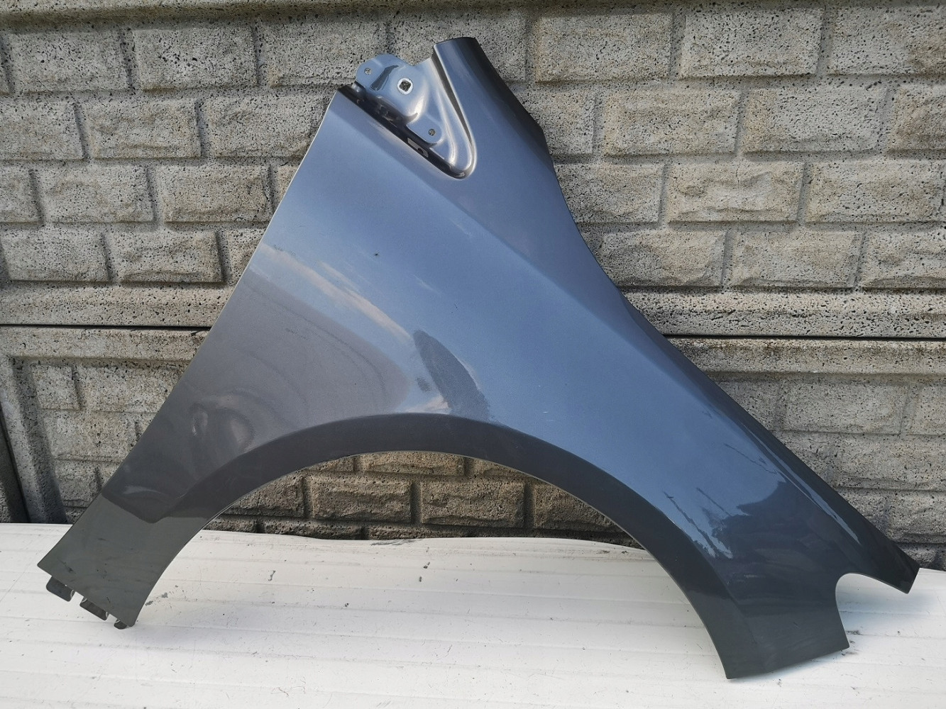MERCEDES B-KLASA W247 BŁOTNIK PRAWY PRZEDNI
