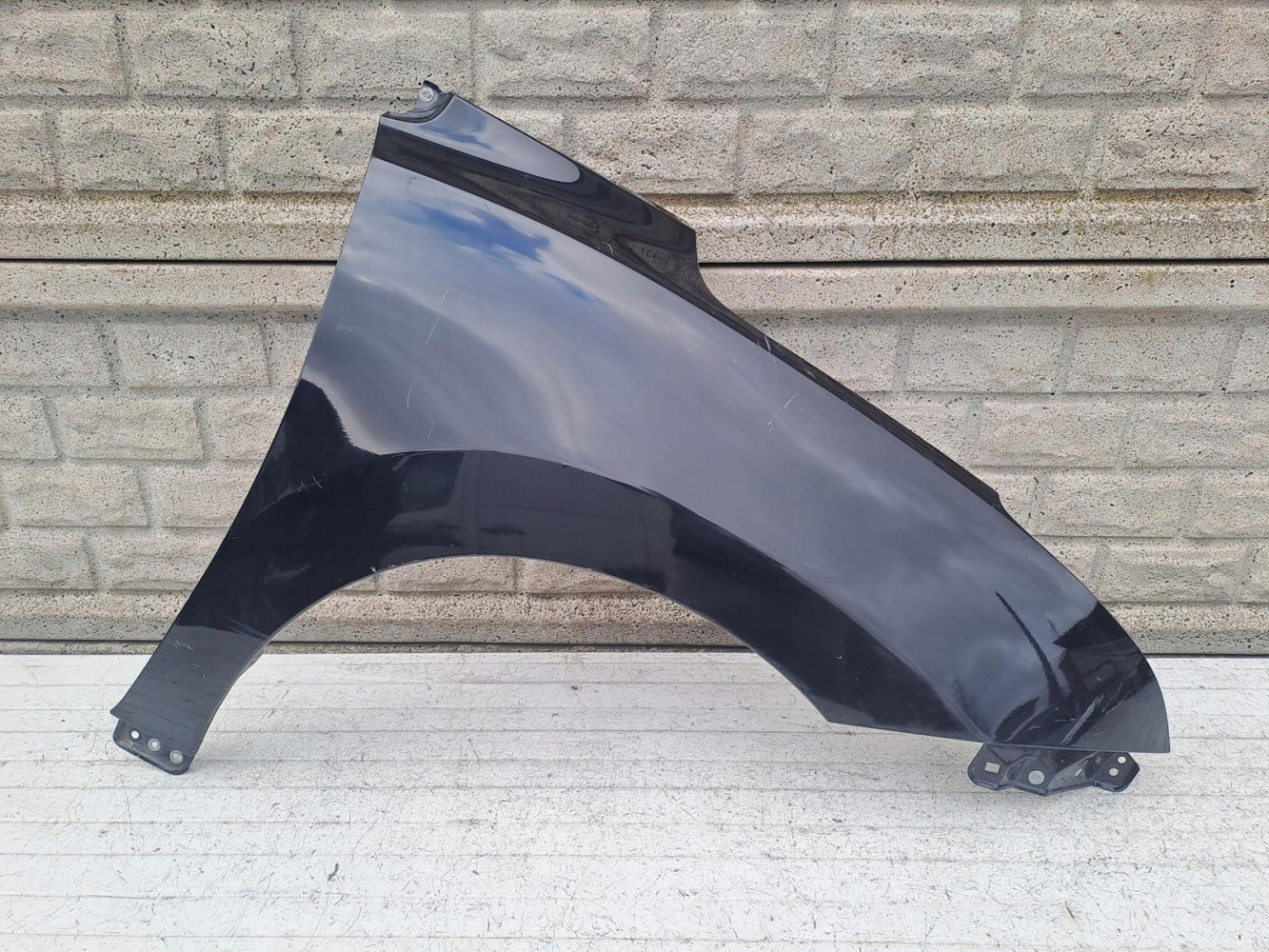 SUZUKI BALENO II 15-22 BŁOTNIK PRAWY PRZEDNI - (15144934011)