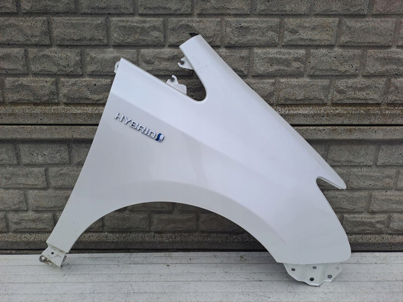 TOYOTA PRIUS PLUS BŁOTNIK PRZEDNI PRAWY - (15201288113)