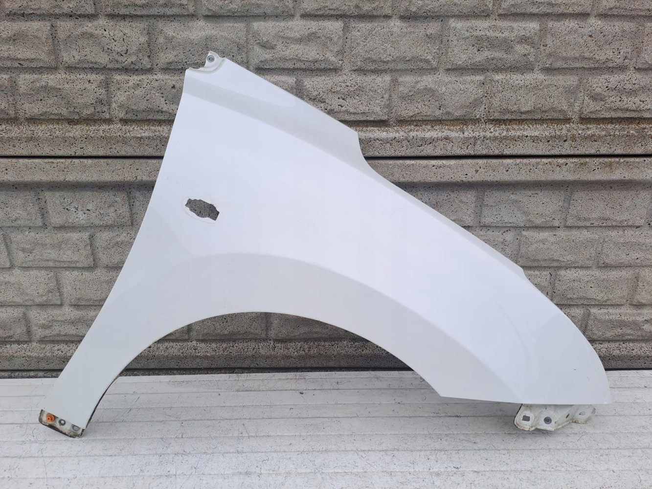 SUZUKI BALENO II 15-22 BŁOTNIK PRAWY PRZEDNI - (15303872207)