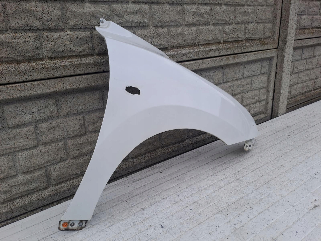 SUZUKI BALENO II 15-22 BŁOTNIK PRAWY PRZEDNI - (15303872207)