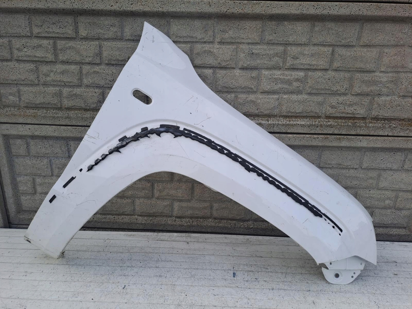 VW AMAROK 2H0 2012-2020 BŁOTNIK PRZEDNI PRAWY - (15449879991)