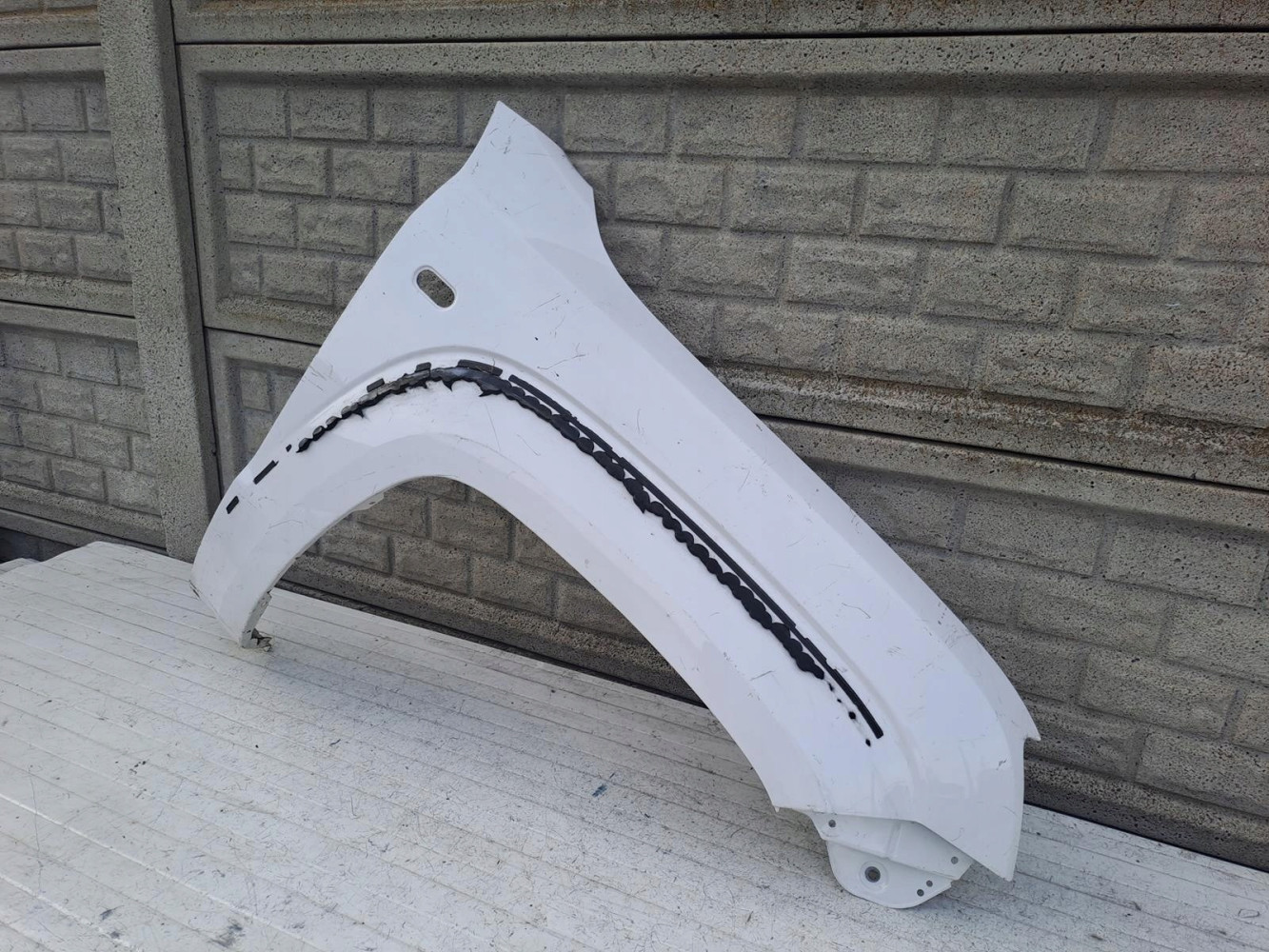 VW AMAROK 2H0 2012-2020 BŁOTNIK PRZEDNI PRAWY - (15449879991)