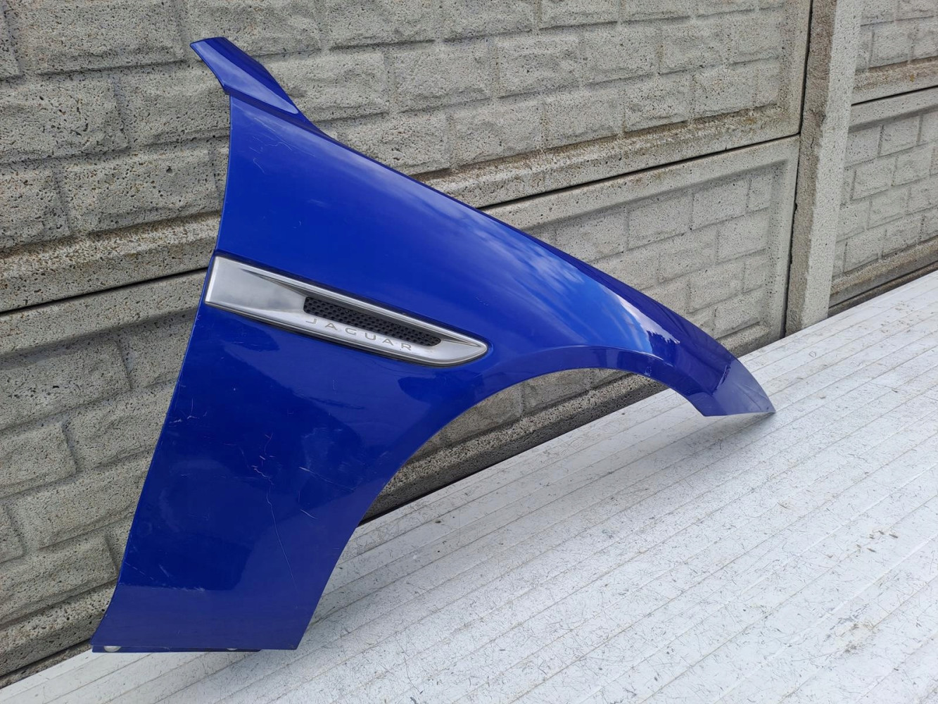 JAGUAR XE 2015-2022 BŁOTNIK PRAWY PRZEDNI - (15499446437)