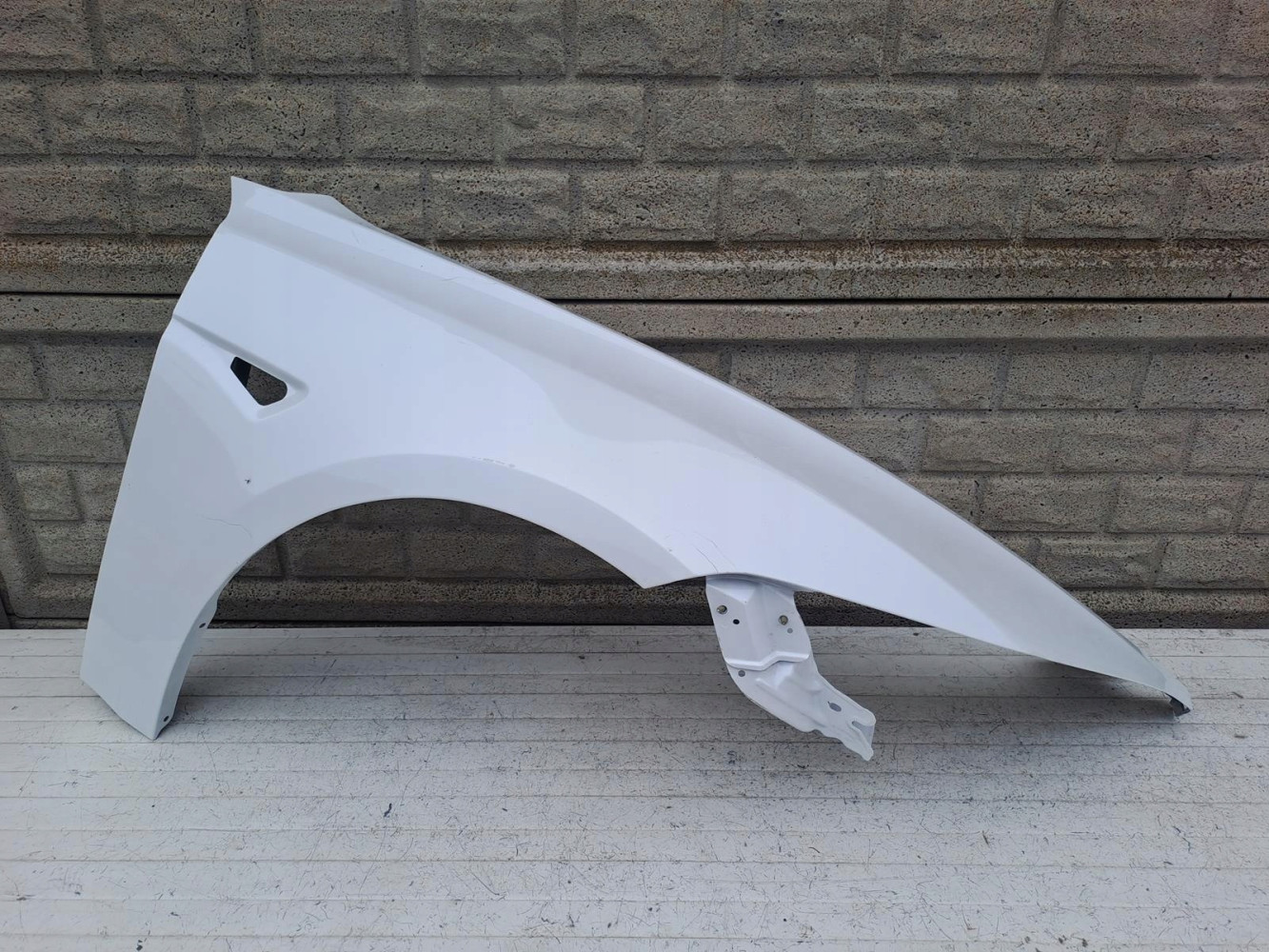 TESLA 3 III 2024- BŁOTNIK PRZEDNI PRAWY - (15621258421)