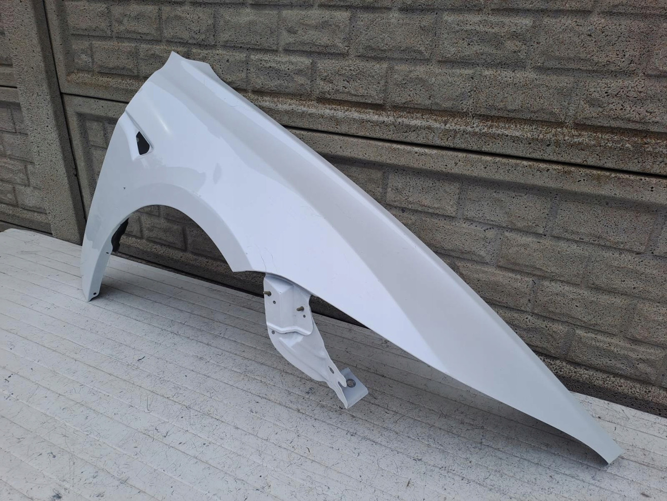 TESLA 3 III 2024- BŁOTNIK PRZEDNI PRAWY - (15621258421)