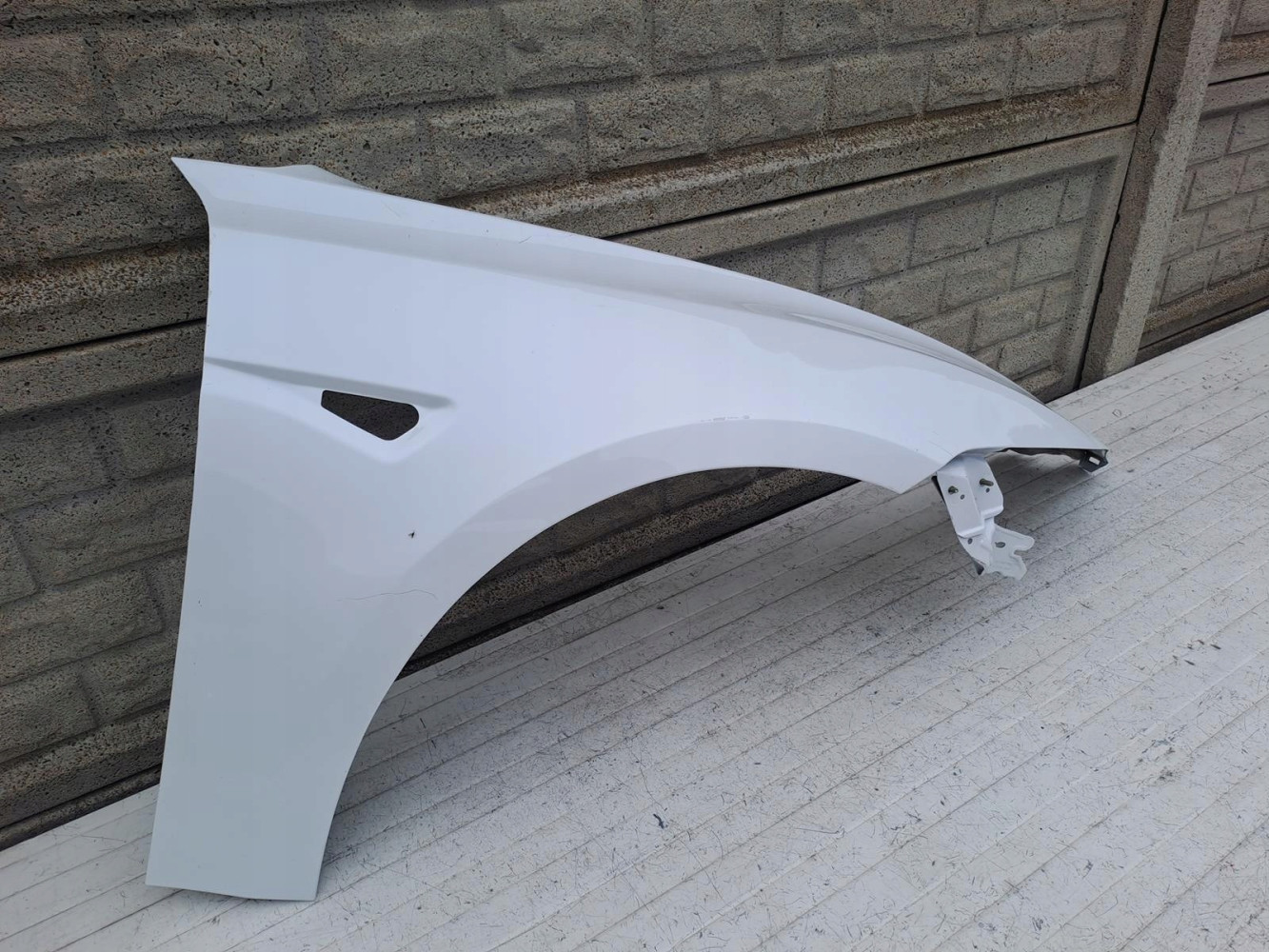 TESLA 3 III 2024- BŁOTNIK PRZEDNI PRAWY - (15621258421)