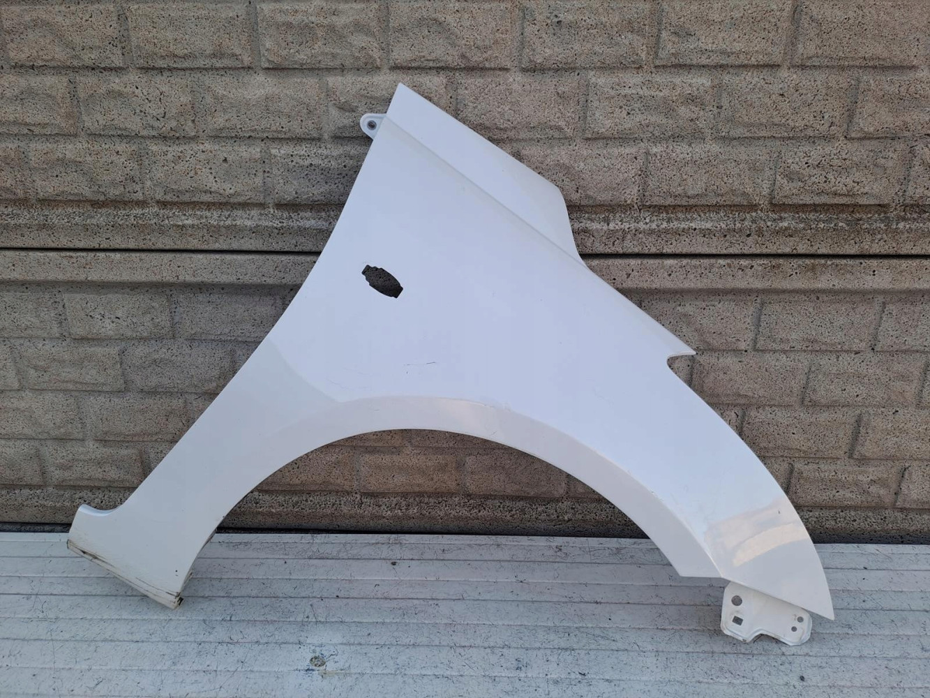 SUZUKI SWIFT Mk7 10-17 BŁOTNIK PRZEDNI PRAWY - (15655056769)