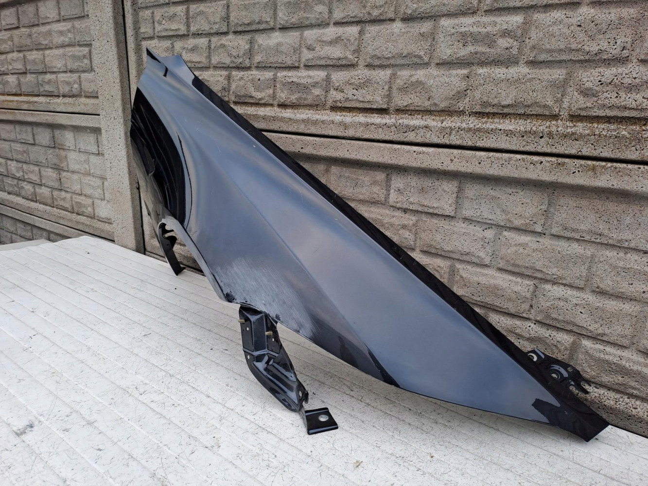 TESLA 3 III 2024- BŁOTNIK PRZEDNI PRAWY - (15655240794)
