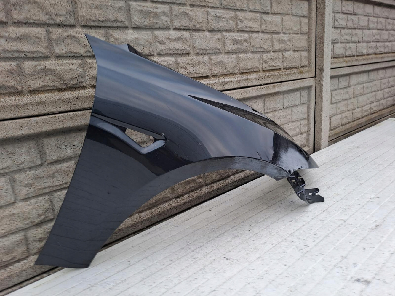 TESLA 3 III 2024- BŁOTNIK PRZEDNI PRAWY - (15655240794)