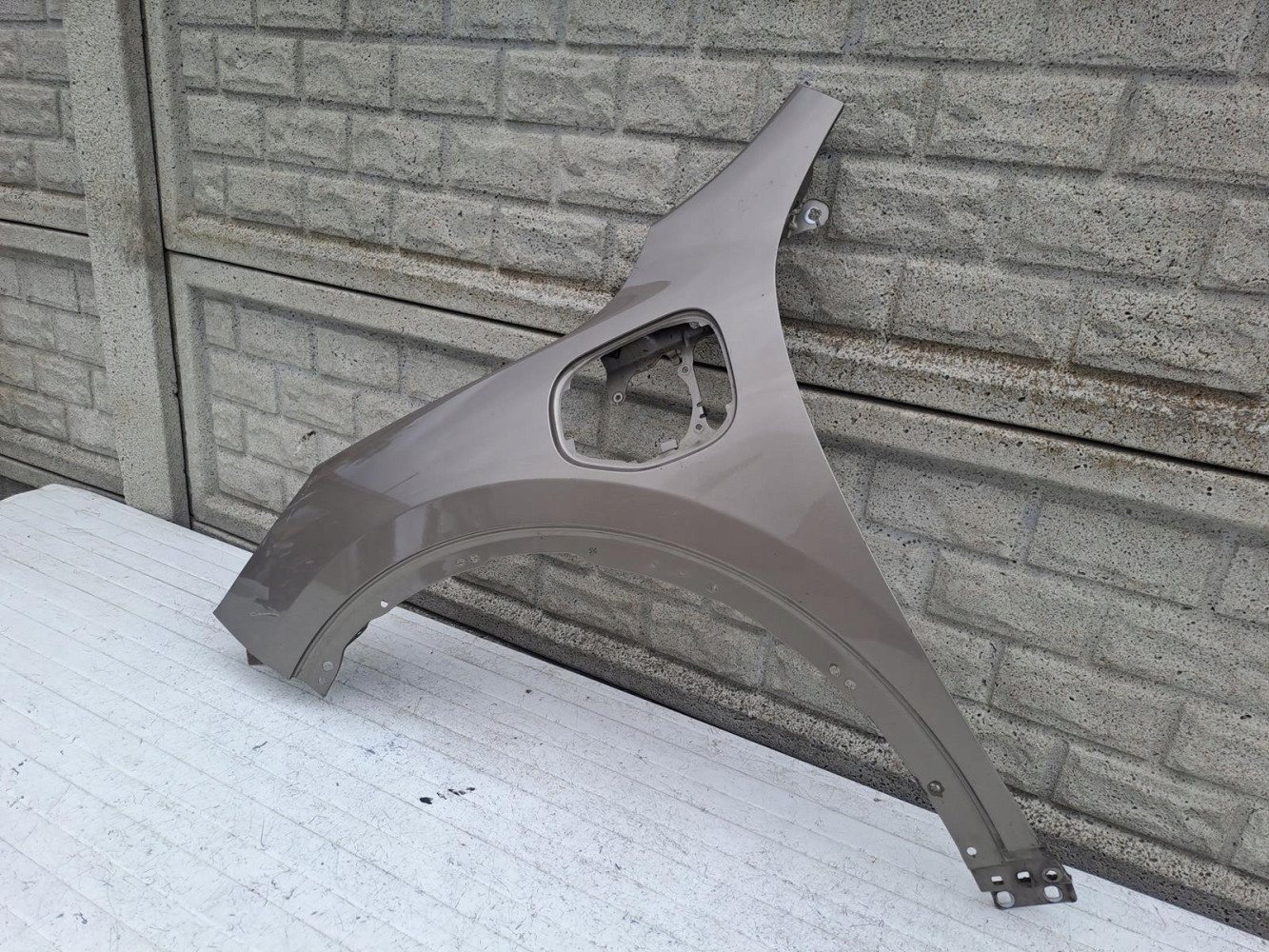 FORD KUGA HYBRYDA MK3 20-24 BŁOTNIK PRZEDNI LEWY - (15713309609)