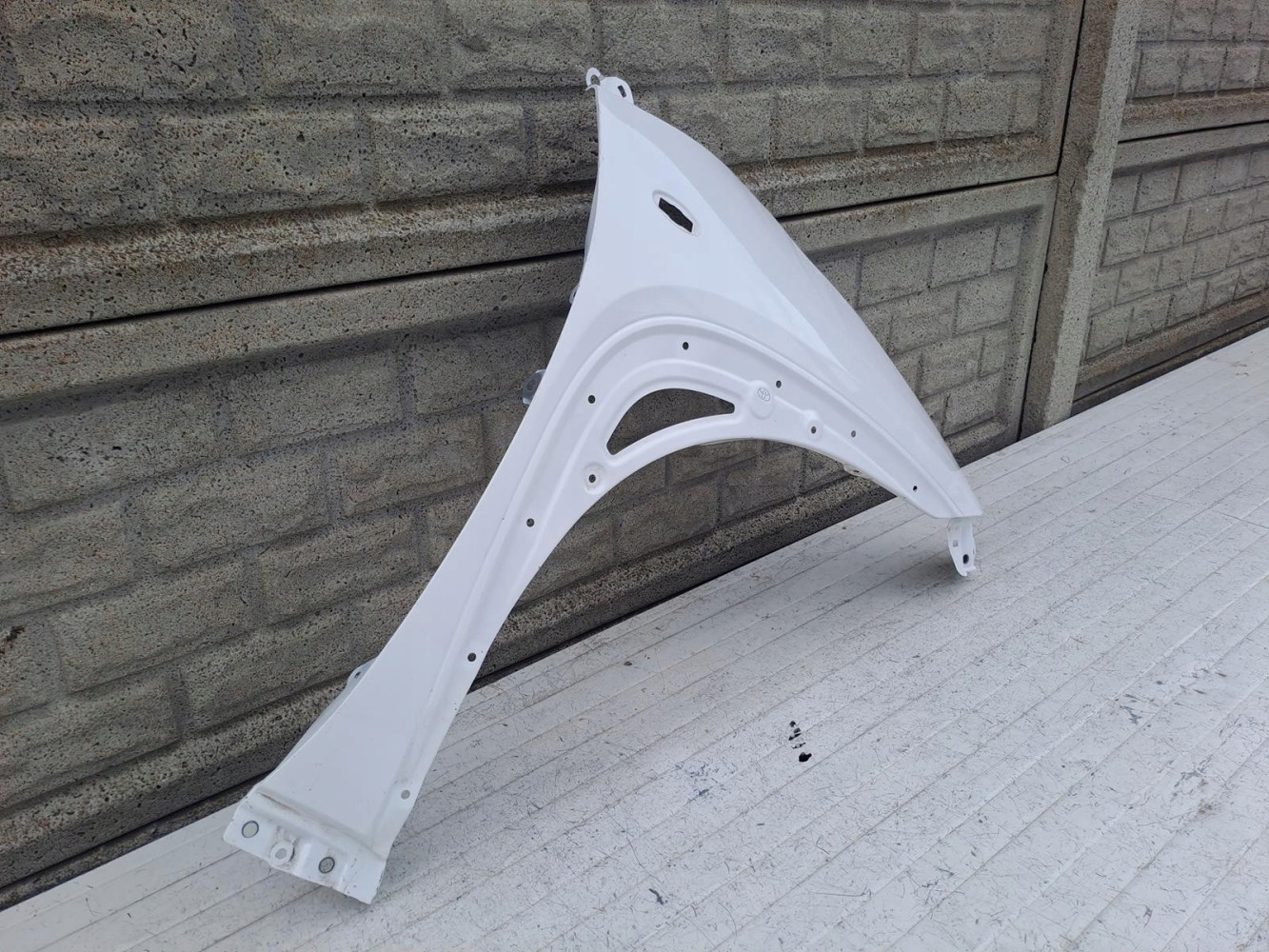 BŁOTNIK PRAWY PRZÓD TOYOTA AYGO X 22-24 - (15736194294)